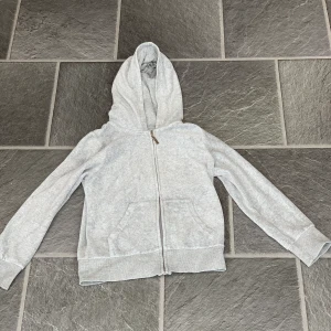 Luvtröja  - En grå mjukis tröja i storlek 134/140, 80kr inkl frakt 💖