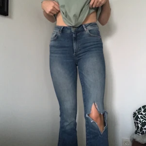 Flare Jeans med hål - Snygga långa jeans med flare från BIKBOK, lite stora i midjan för mig! Köparen står för frakt!!💓
