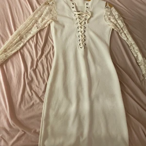 Vit klänning  - Jag har bara använt dem ett par gånger den är som ny.