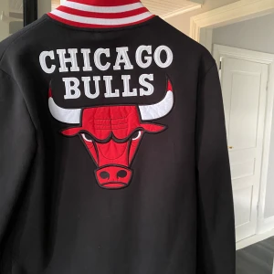 Varsity jacka/tjocktröja - Det var jättemånga som var intresserade av den här chicago bulls tröjan, så tänkte köra budgivning i kommentarerna! Buda bara om ni vill köpa den. Den är en storlek XS man så sitter lite oversized på mig som är en S! Ganska lång i modellen! 