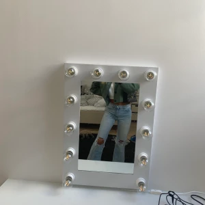 Mango jeans - Säljer dessa snygga jeans då de inte kommer till användning längre. Köpta för 500kr, bud från 350kr. Väldigt bra skick!! Storlek 34