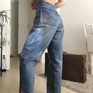 Feta jeans  - Säljer dessa asballa jeansen från rappson, det är från början ett par herrjeans och är insydda i midjan, för detalj bilder på det skriv gärna 🥰 jag har broderat in flammor på vänstra benets utsida som gör jeansen One of a kind 🤩 skynda fynda 💚🐍🐉🐲