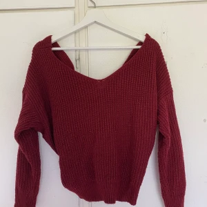Vinröd stickad tröja  - Superfin vinröd stickad tröja med ett coolt knyte på baksidan🌹 Köpt på secondhand, väl använd och i super skick! Står inte storlek men skulle säga runt S/M☺️