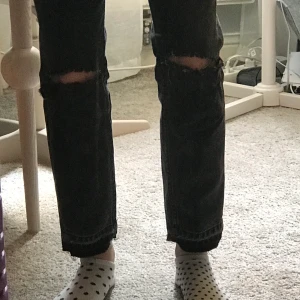Zara jeans  - Ett par svara raka jeans från zara med hål på knäna. De är nerlagda och är k storlek 32 men jag skulle säga att dom sitter bra som storlek 34.