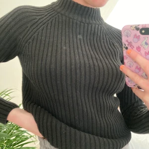 stickad svart tröja! - säljer denna super fina stickade tröjan från gina! (fläckarna är ej på tröjan utan på spegeln!!!!!) helt oanvänd av mig men köpt här på plick! FRAKTEN INGÅR I PRISET!!💕💕💕