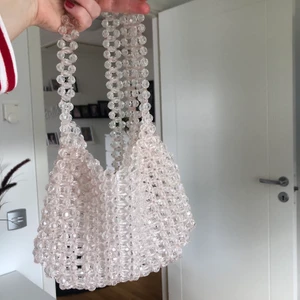 Ljusrosa pärlväska - Ljusrosa Pärlväska köpt förra sommaren på urban outfitters men har dessvärre glömt att bort att använda så helt i nyskick! Frakt ingår ej.