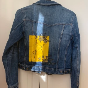 Lindex jeans jacka med handmålat tryck  - I bra skick, köparen står för frakt. Priset kan diskuteras i privat meddelande 👍🏻💕💕💕
