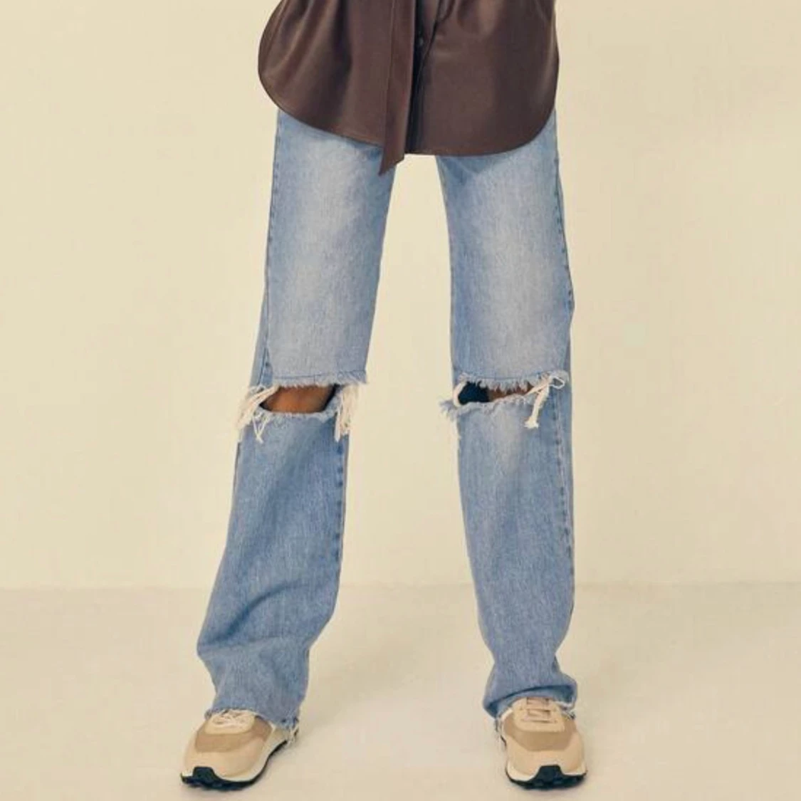 Långa jeans med hål  - 90