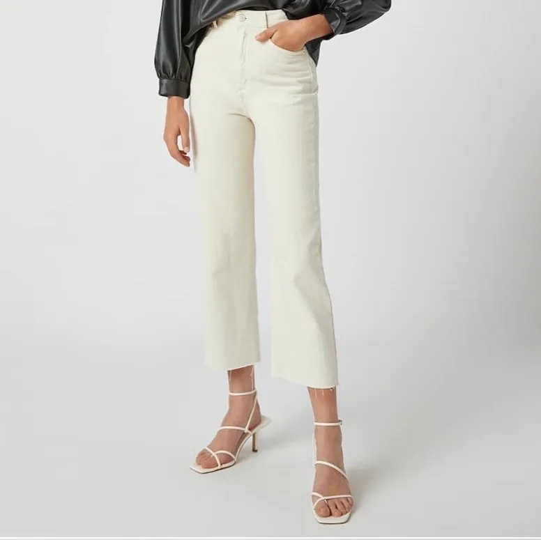 Helt oanvända vita/naturfärgade jeans från pullandbear i storlek 36🤗 Frakt tillkommer!!. Jeans & Byxor.