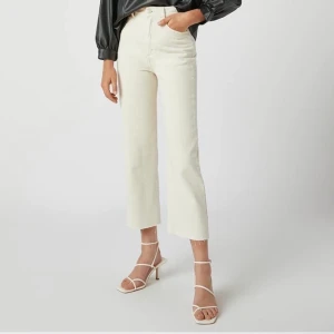 Jeans från pullandbear - Helt oanvända vita/naturfärgade jeans från pullandbear i storlek 36🤗 Frakt tillkommer!!