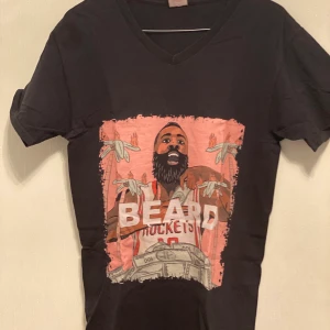 T shirt - Storlek S (passar M) vintage vibes. Köper står för frakt, kan annars mötas upp i Stockholm 