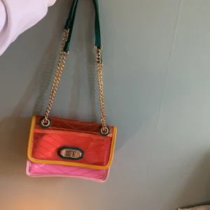 Transparant väska  - Färgglad & transparant axelväska från märkte Aldo. Denna är köpt för närmre 500kr och & använd ca 1 halvår. Små tecken på använding finns men inget som ögat lägger märke till. Otroligt cool väska men den faller inte längre in i min stil :( 