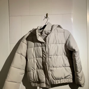 Pufferjacket från Missguided i Storlek 38/M - Grå varm och skön pufferjacket från Missguided. Nästan aldrig använd så i riktigt bra skick. Frakt ingår inte i priset, vikten avgör, borde va runt 50 kr.
