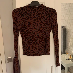 Leo-topp - Topp med leo-mönster i en sjukt snygg mörkröd/brun färg! Från Gina Tricot i storlek S 🐆