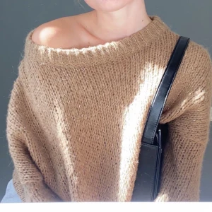 Stickad tröja från pull&bear - Supermysig stickad brun tröja från pull&bear i en oversize passform, för mig som bär S i vanliga fall✨ halsen är bred så den lägger sig fint på ena axeln om man skulle vilja:) Säljer den eftersom att den inte kommer till användning längre. Köparen står för frakten☀️ 