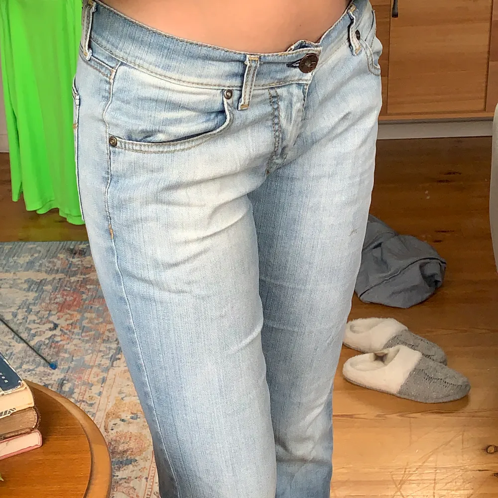 Superfina miss Sixty jeans som tyvärr är förkorta på mig, lite fläckar och lite slitna på insidan av låret, frakt 66kr 💞💕jag är 175cm lång . Jeans & Byxor.