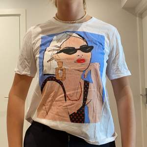 T-shirt med tryck från zara, inte använd så mycket, köpare står för frakten💕❤️❤️