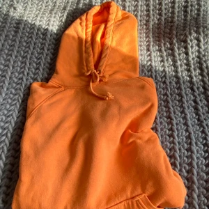 Hoodie  - Hoodie ifrån Bikbok i den härligaste färgen! Den är lite nopprig så därför den säljs billigt! Strl S 🧡