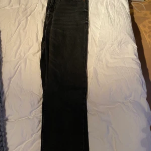 Zara Jeans  - Säljer ett par likadana jeans ifrån Zara men svarta! Strl 36 och det är ankellängd på mig som är 164! 🦋⚡️💓 Knappt använda! 