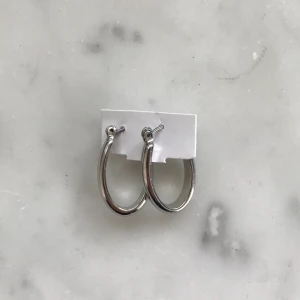 Örhängen silver - Wow! Underbara små örhängen i silver! Jättefina och oanvända. Frakt betalas av köparen.✨✨✨✨