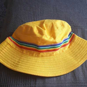 Bucket hat - Bucket hat med regnbågs mönster. Använd 1 gång. 