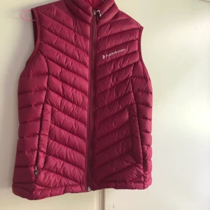 Peak performance väst - Rosa väst ifrån peak performance som är aldrig använd. Köpt för ca 1200kr mitt pris 500kr inklusive frakt 🚚 Priset går att diskutera vid snabb affär