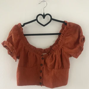 Croptop från H&M - Väldigt sparsamt använd, fint skick! 