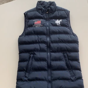 Polo club väst - Fint skick men tyvärr saknas en flärp vid en dragkedja (kan skicka bild om du vill se hur det ser ut)                           Vid leverans står du för fraktkostnaden.                                   Kan mötas upp i Linköping.