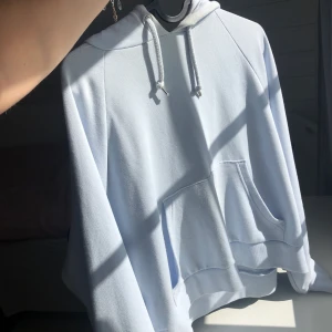 Hoodie från Monki, strl M - Använd 1 gång. Superfin ljusblå färg. Från monki. Är oversize på mig som är en XS-S då det är en M.