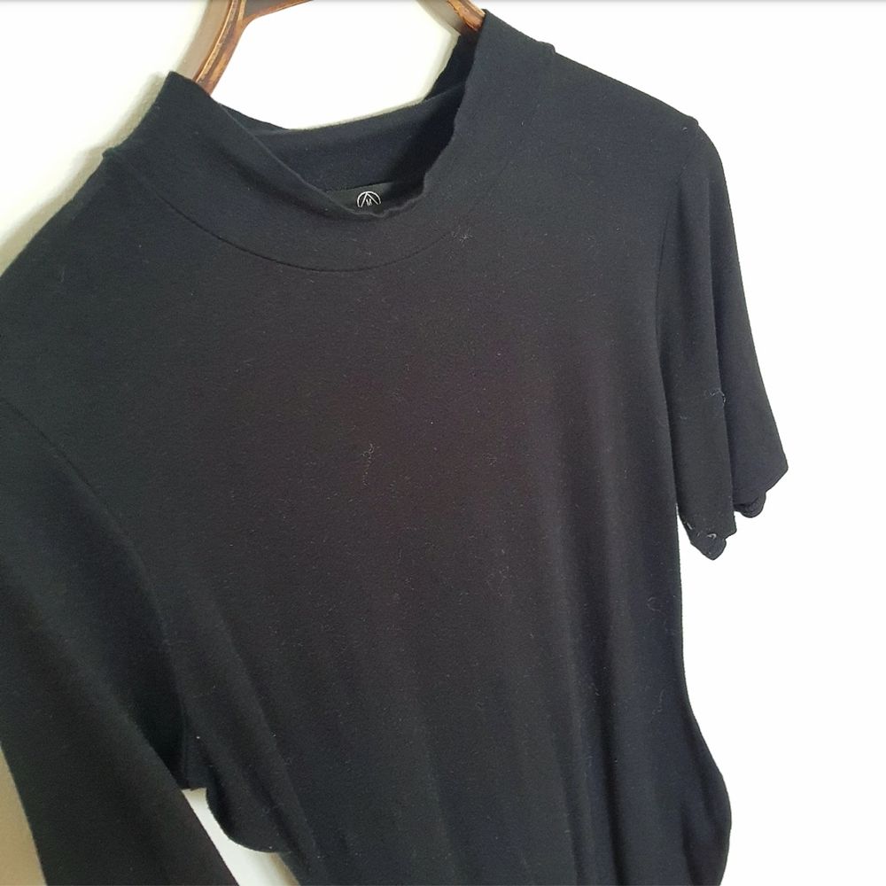 Svart poloklänning från Missguided. Står ingen storlek men skulle säga M Eller L. Använd fåtal gånger. Köpt för 200kr och säljs gör 100kr. Finns att hämta i Fruängen men kan även mötas upp i Stockholm. Ska den skickas så står köparen för frakt💫. Klänningar.