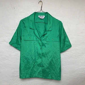 Grön skjorta stl S - Asball, lite oversized grön skjorta köpt här på Plick. Säljes då den tyvärr inte kommit till användning. Tredje bilden visar färgen bäst💫