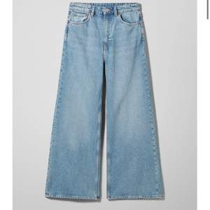 Säljer nu dessa sjukt snygga vida jeans från Weekday i modellen Ace. Just nu slutsålda på hemsidan! Nypris 500kr så tänker mig 200 ex frakt, köparen står för frakt😋