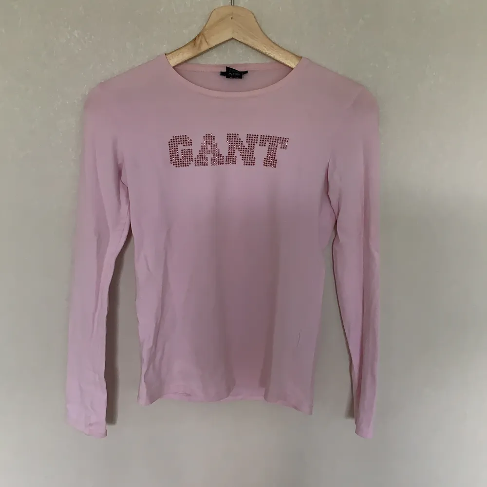 Rosa härlig tröja från Gant, väldigt bra kvalite all strass sitter kvar.. Tröjor & Koftor.