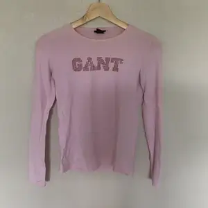 Rosa härlig tröja från Gant, väldigt bra kvalite all strass sitter kvar.