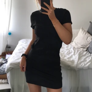 Ribbad klänning fr Zara - Supergosig kortare klänning fr Zara. Jag är 180 cm och brukar ha M i kläder. Den sitter ganska löst på mig men är väldigt bekväm. Kan kläs upp men också användas för att mysa hemma.