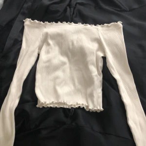 Topp från Gina storlek S - Jättefin topp, storlek M men passar även en S Köpare betalar frakt.