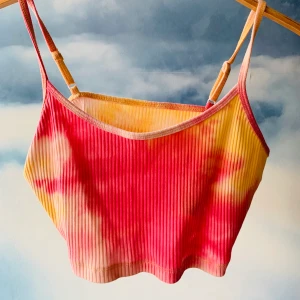Tie dye top - Gulligt hemmagjord tie dye linne med justerbara band. Sjukt unik och trendig. Färgad med rosa och gul färg. Priset är med frakt.