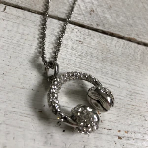 HELT nytt halsband från Italien - Helt nytt oanvänt halsband köpt från Italien. Några få stenar har ramlat av (se bild) men inget som stör! 50 kr plus frakt! ✨