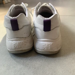 Eytys - Eytys skor som jag inte ens försökt putsa upp, väldigt snygga och passar till nästan vad som helst🕺🏼🕺🏼  Inte använda många gånger, däremot i regnet någon gång och det är därför de ser ut som de gör just nu. 