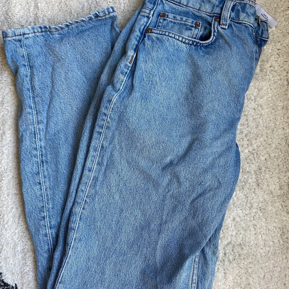 Raka blåa jeans från weekday, modellen heter voyage. Nypris är 500 kr. Köparen står för frakt.. Jeans & Byxor.