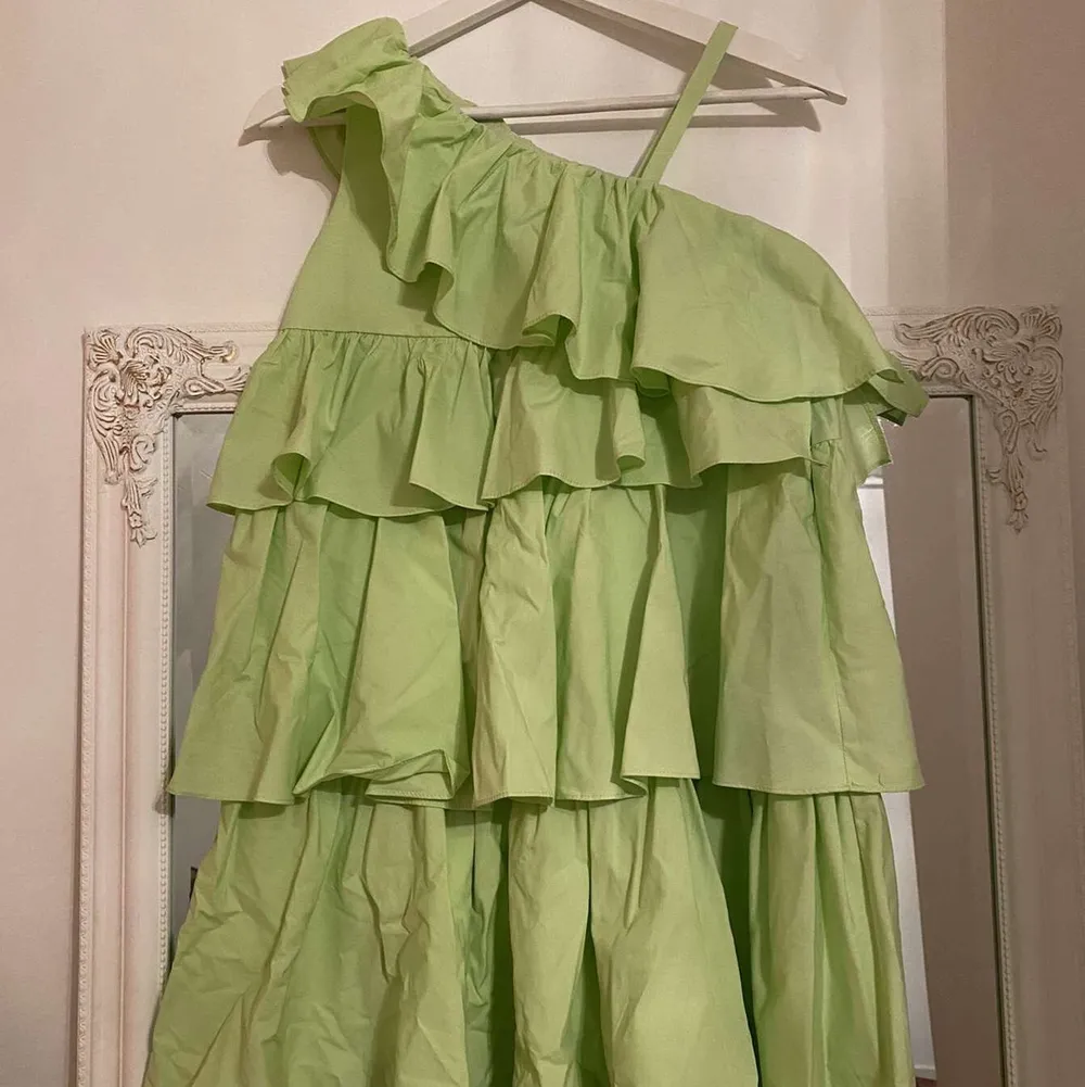Super fin klänning från ZARA storlek 164 men passar xs💕 köpt i somras. aldrig använd endast testad😊. Klänningar.
