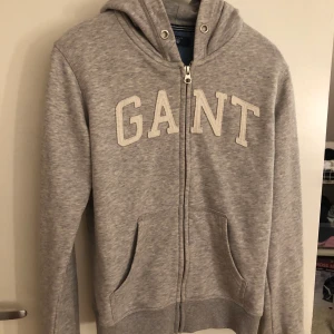 Grå Dragtredje hoodie från Gant  - Grå hoodie från Gant, stolek 170 dvs XS-S, köpt för 899kr säljs för 400kr 💕 