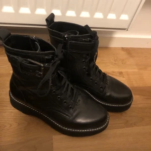 Zara kängor - Kängor från Zara. Köpt förra året men endast använda en gång dvs ny skick. Normal i storleken. Köparen står för frakten. Ordinarie pris 999 kr. Pris kan diskuteras 