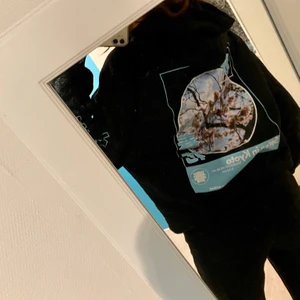 Hoodie - Hoodie från Urban outfitter✨ Använd fåtal gånger och säljs pga att den inte kommer till användning:/ köpt för 575kr💕 Frakt tillkommer på 63kr 🚚 📦