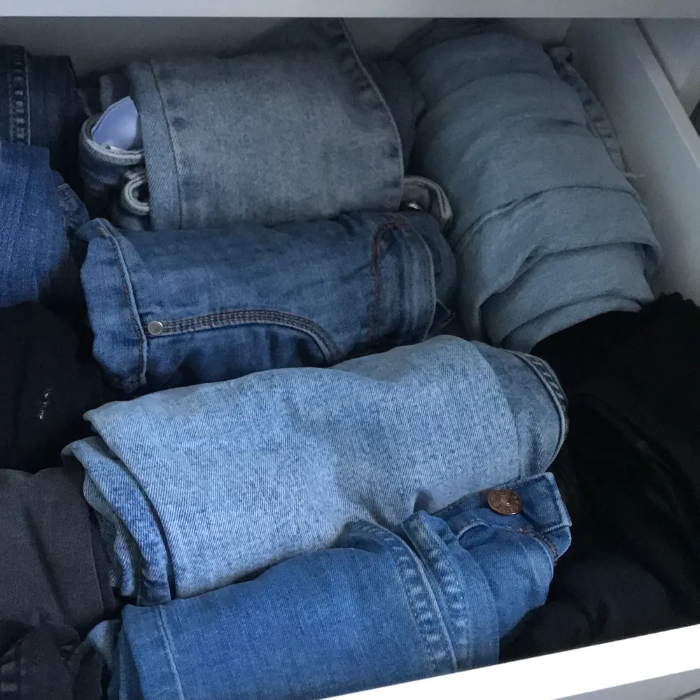 Skriiv storlek och färg så har jag säkert de jeans ni söker. Säljer de mesta ,lågmidjade, högmidjade,båa,svarta,gråa. Jeans & Byxor.