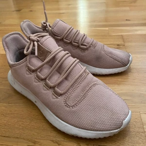 Adidas - Säljer mina rosa sköna skor i storlek 40 för 200kr (köparen står för frakten ) 