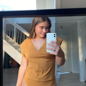 Body från zara - Body från zara. Väldigt skön å fin! Och i mycket bra skick!☺️