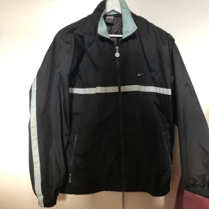 Vintage Nike windbreaker - jättesnygg vintage nike jacka som jag köpte på en thrift store i la. (original pris 500kr)                  frakt:60kr