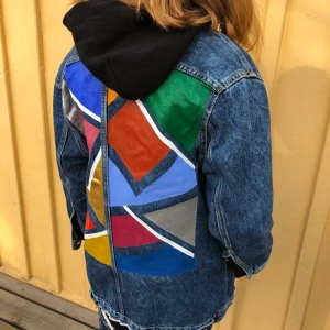 Handmålad jeansjacka - En oversized jeansjacka med handmålade detaljer. Färgen är vattentålig men kan ej tvättas. Jättebra skick ej använd. Kan mötas upp i Stockholm eller frakta.