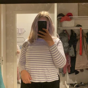 Randig tröja (monki)  - Randig långärmad tröja från monki